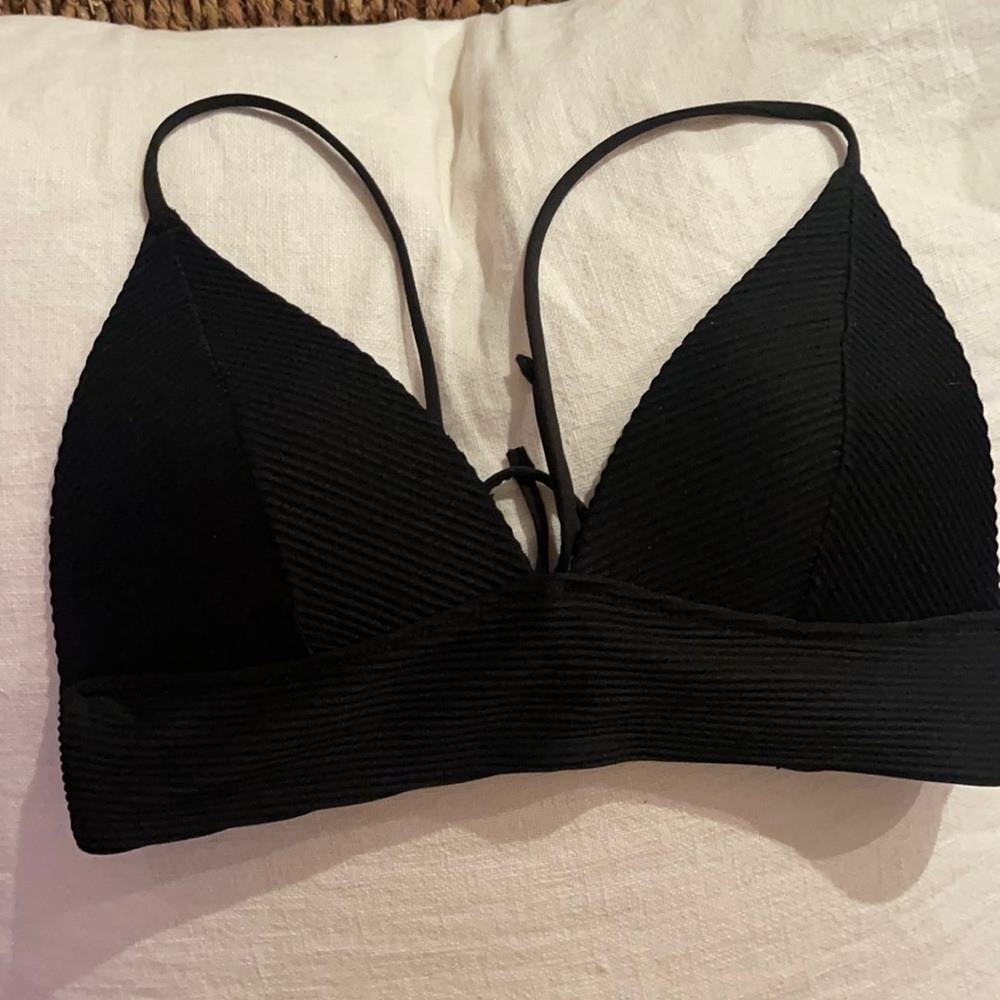 3/$30 Ribbed bikini top 🖤